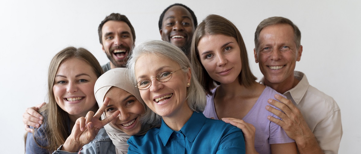 Un groupe de personnes de diverses origines raciales prennent un selfie ensemble
