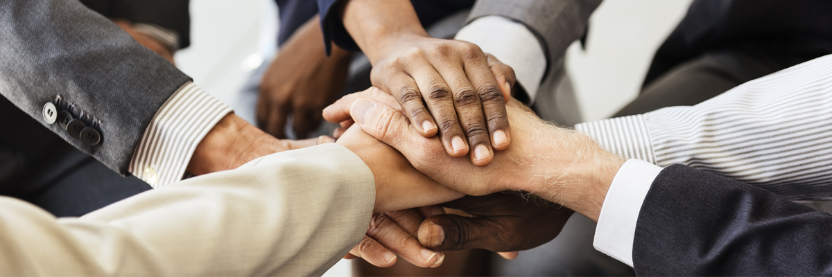 Les mains se joignent.